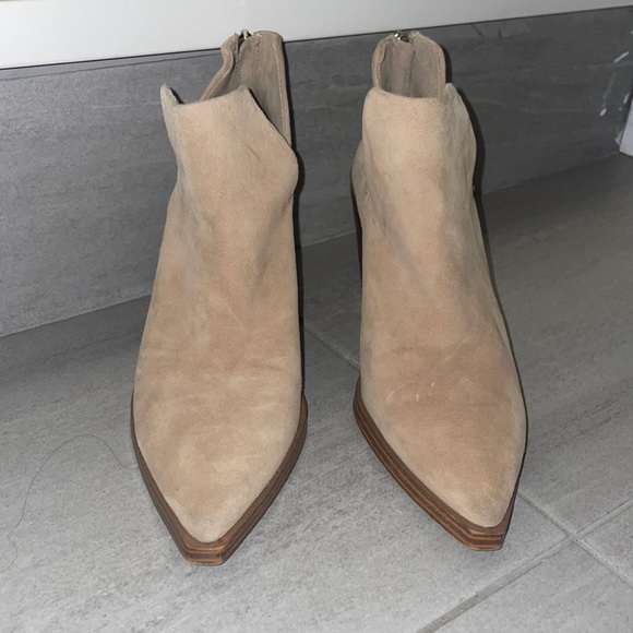 Vince camuto size 7 booties pointed toe 3” - Picture 6 of 6
